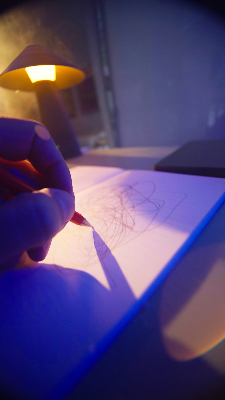 Composición gráfica en luz azul y violeta para pieza de animación