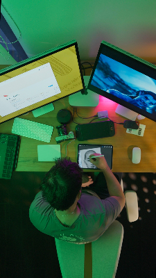 Puesto de edición visto desde arriba, con monitores y material en pantalla